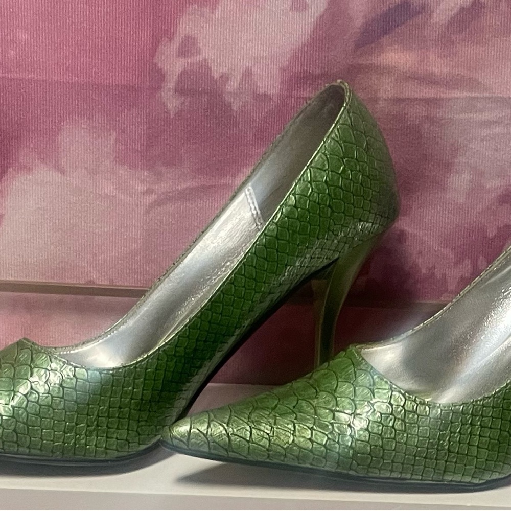 Wild diva unique sexy women’s sz 8 snake skin green point toe high heels